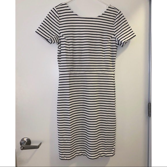 Banana Republic Dresses & Skirts - Scoop neck striped dress